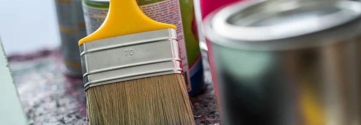 Pinsel und Farbdosen